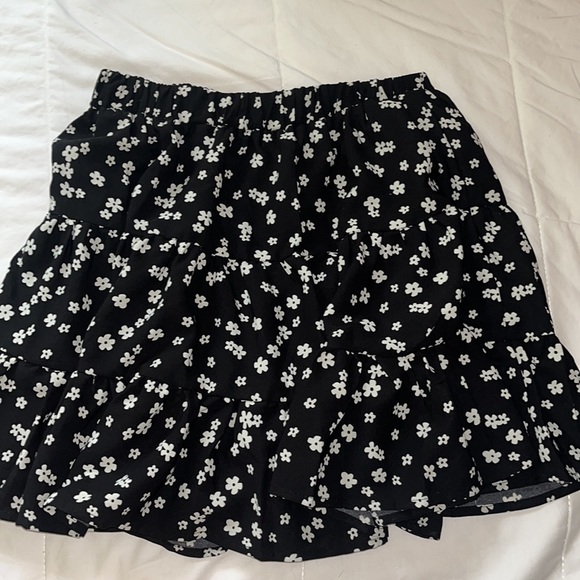 Princess Polly floral black and white skirt - Picture 1 of 6